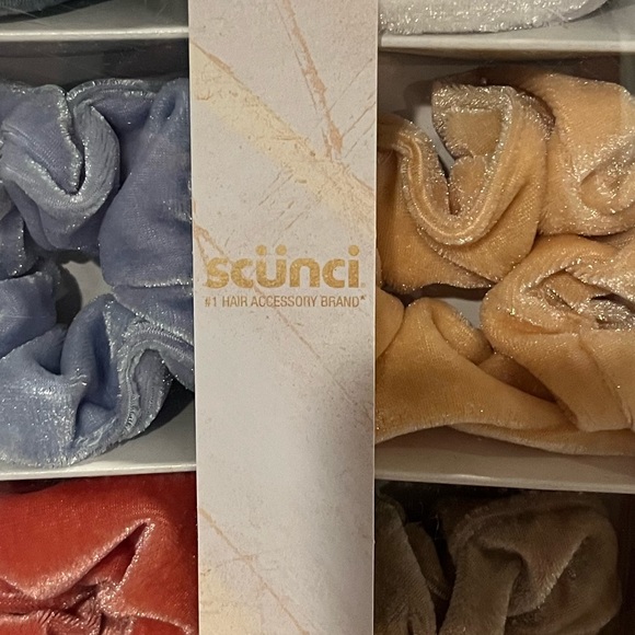 Women's/Teens 6 Velvet Scrunchies - NWT - Picture 3 of 8